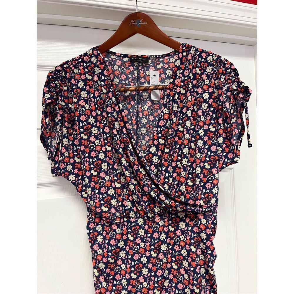 Lane Bryant Navy & Red Floral Print Side & Shoulder Ruched Blouse sz 14/16 NWT - Picture 4 of 8